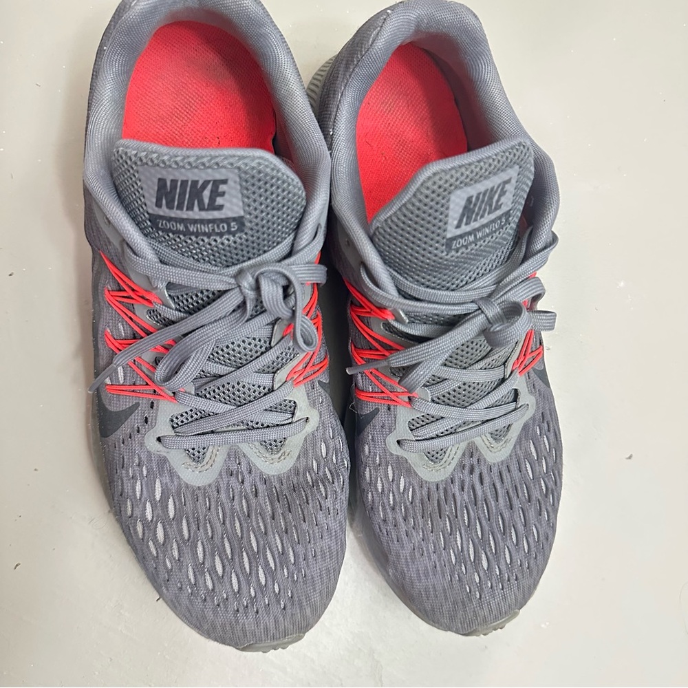 Nike Men’s Zoom Winflo 5 Gray and orange Athletic Shoes
